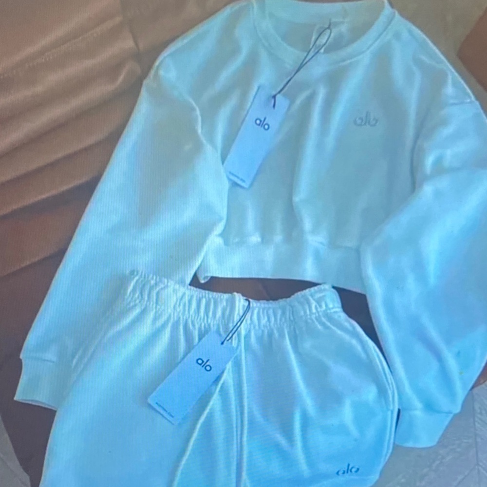 ALO Yoga Light Blue Cropped Sweatshirt & Shorts Set
